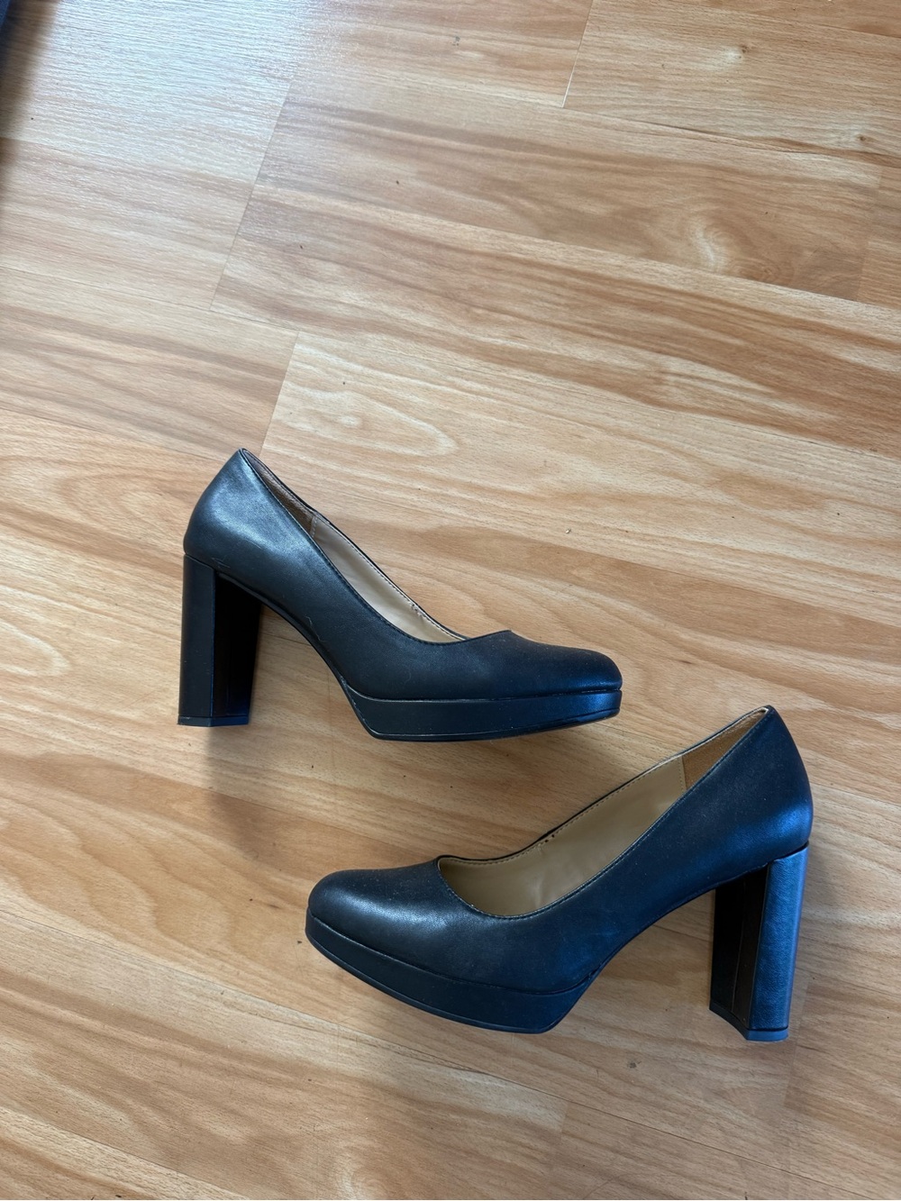 Awesome Naturalizer Black Berlin Pumps - Sz 9